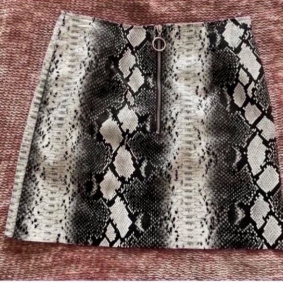 NWOT Snake Print Skirt  Size Small - Picture 3 of 9